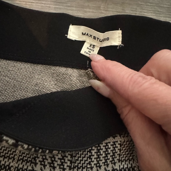 Max Studio houndstooth Wide-Leg Trousers in Black & White. Elastic waist. - Picture 4 of 11